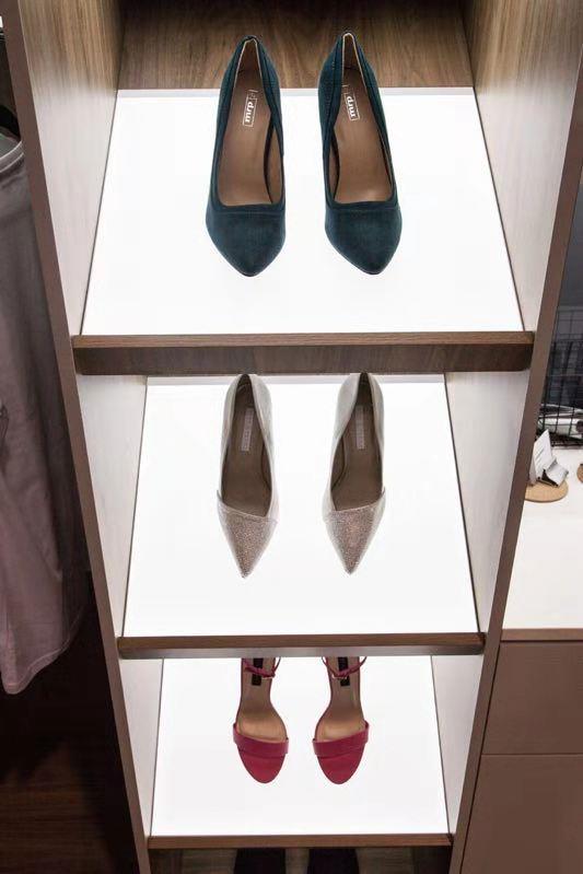 guide plate for lighting shelves